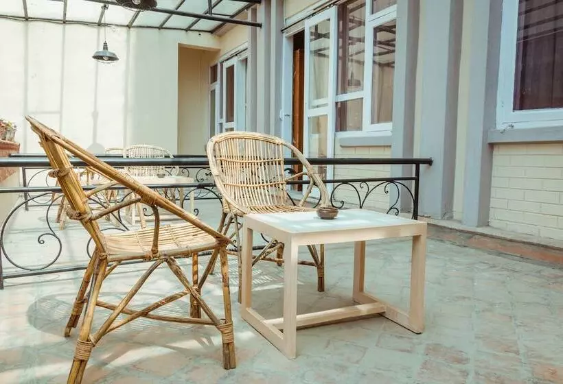 هتل Harati Manor Inn