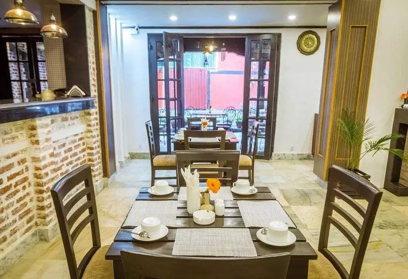 هتل Harati Manor Inn