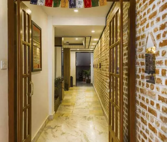 هتل Harati Manor Inn