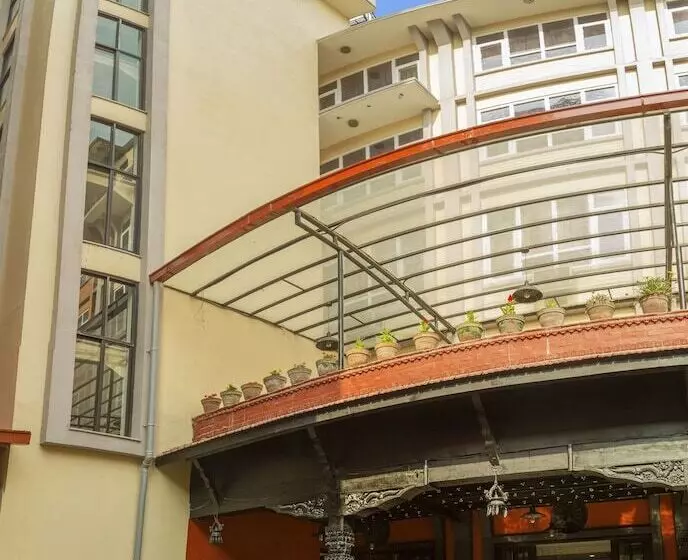 هتل Harati Manor Inn