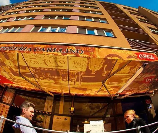 Отель Charles Central