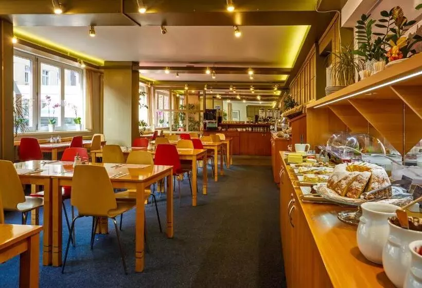 Отель Charles Central