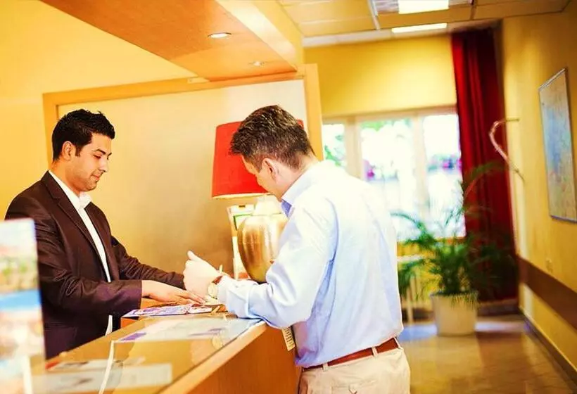 Отель Charles Central