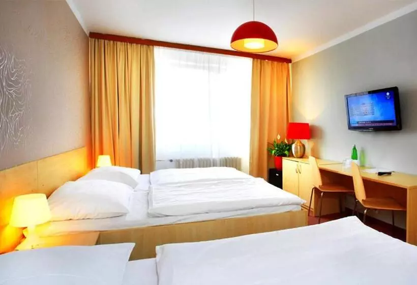 Отель Charles Central