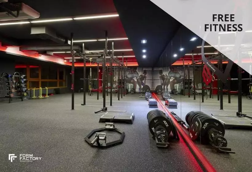 Отель Charles Central