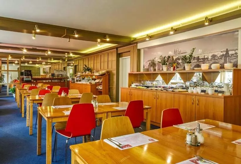 Отель Charles Central