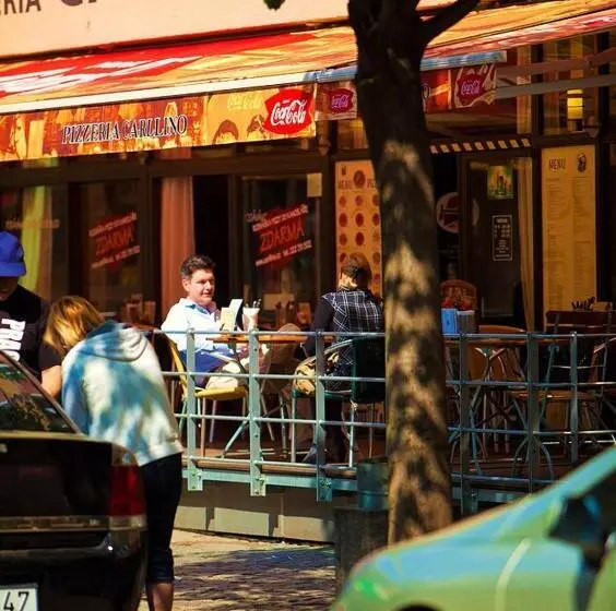 Отель Charles Central