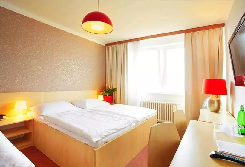 Отель Charles Central