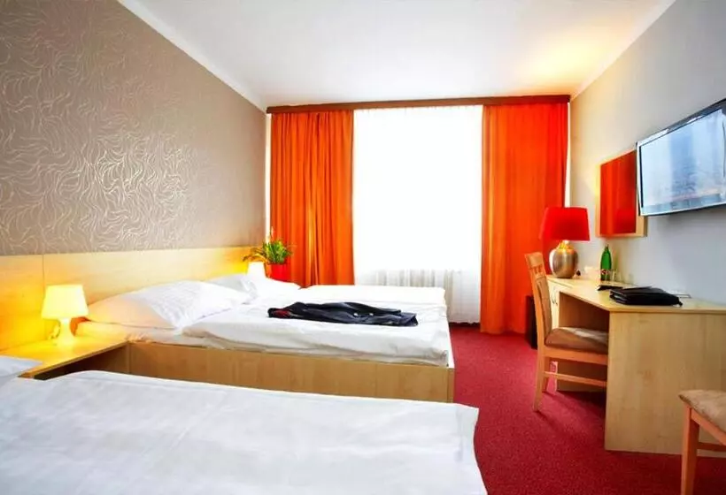 Отель Charles Central