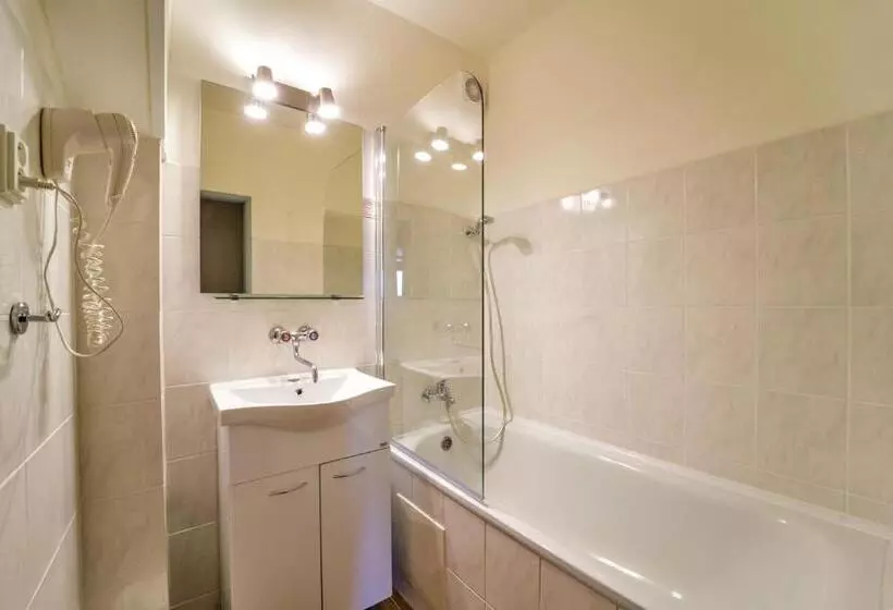 Отель Charles Central