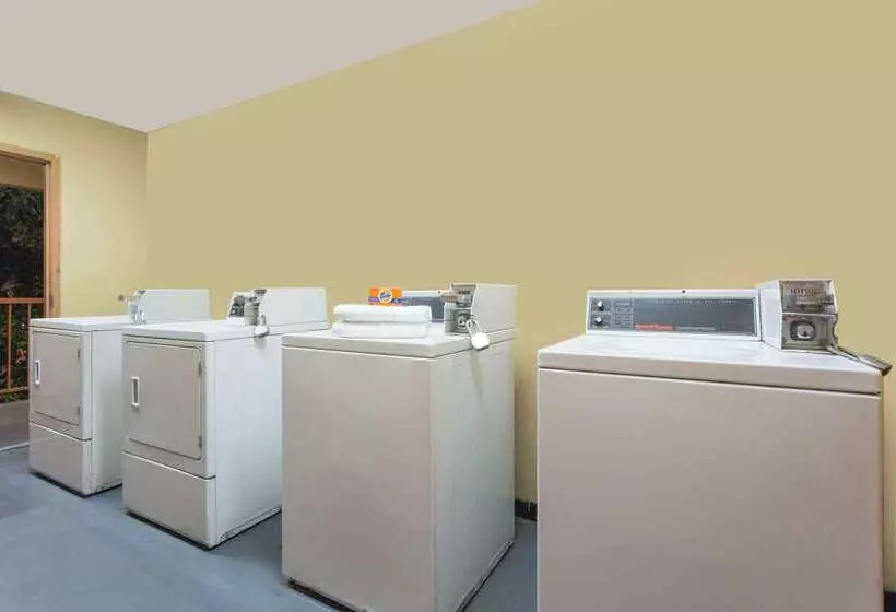 호텔 Days Inn By Wyndham Fontana / Rialto