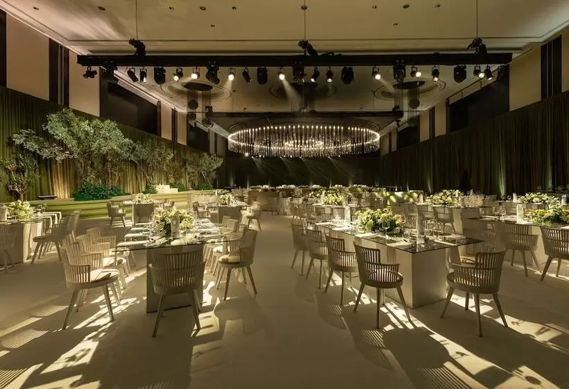 Le Méridien Dubai Hotel & Conference Centre