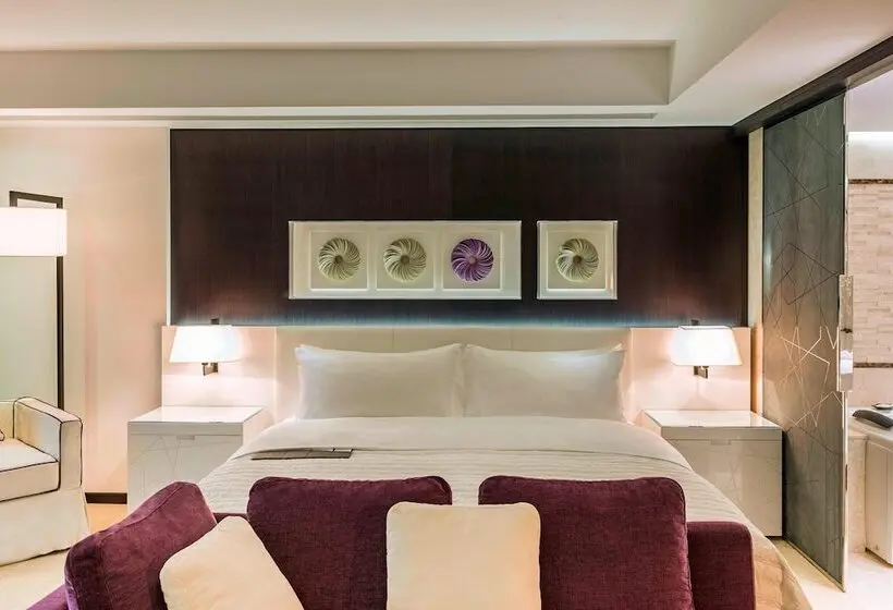 Le Méridien Dubai Hotel & Conference Centre