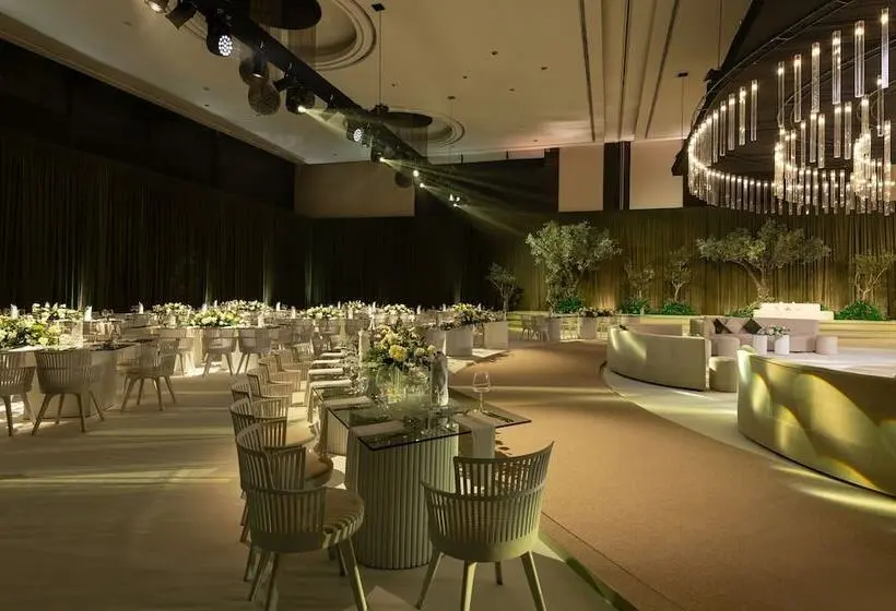 Le Méridien Dubai Hotel & Conference Centre