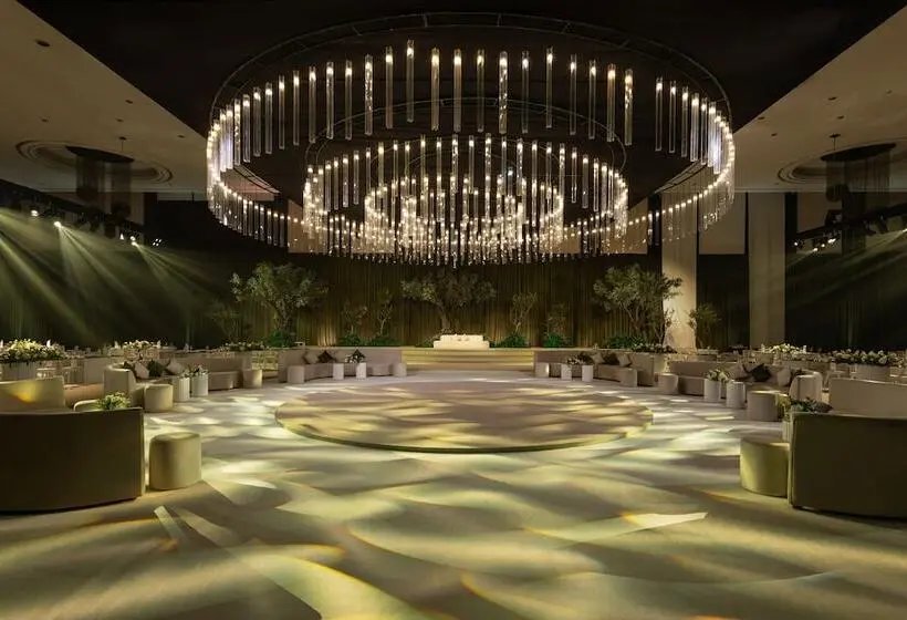 Le Méridien Dubai Hotel & Conference Centre