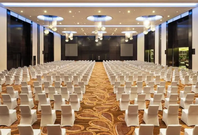 Le Méridien Dubai Hotel & Conference Centre