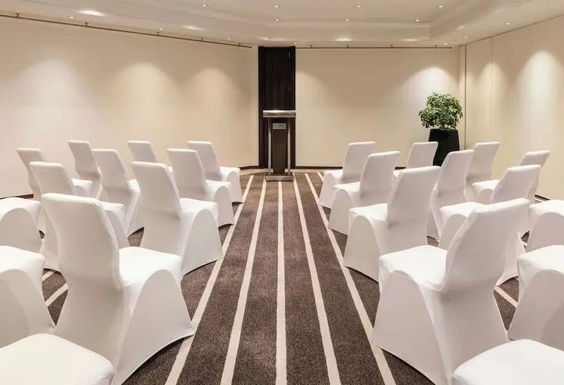 Le Méridien Dubai Hotel & Conference Centre