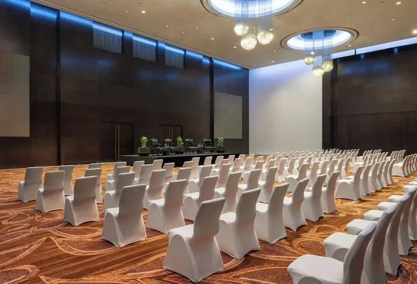 Le Méridien Dubai Hotel & Conference Centre