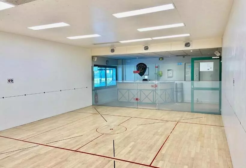 هتل Holiday Inn Calais Coquelles, An Ihg