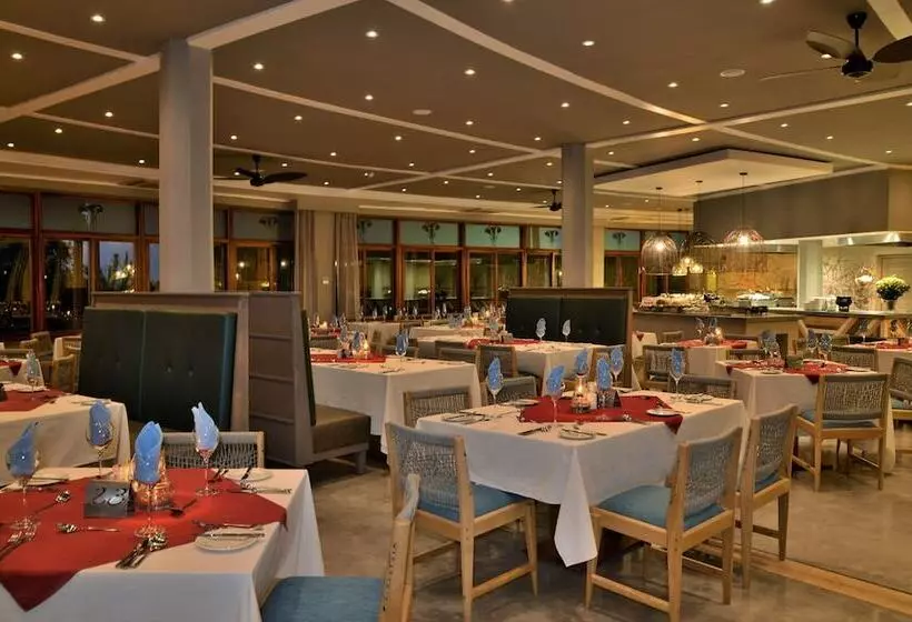 فندق Cresta Mowana Safari Resort & Spa