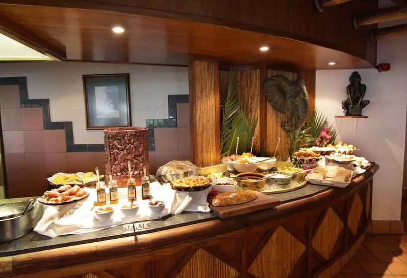 فندق Cresta Mowana Safari Resort & Spa