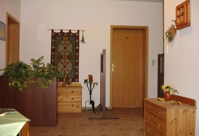 ホテル Gästezimmer Zum Krug Im Grünen Kranze