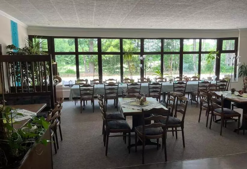 ホテル Gästezimmer Zum Krug Im Grünen Kranze