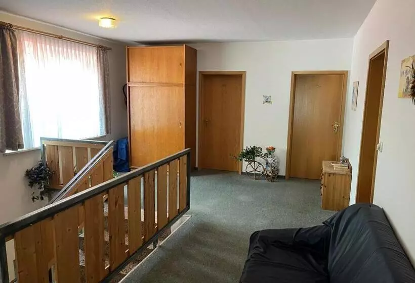 ホテル Gästezimmer Zum Krug Im Grünen Kranze
