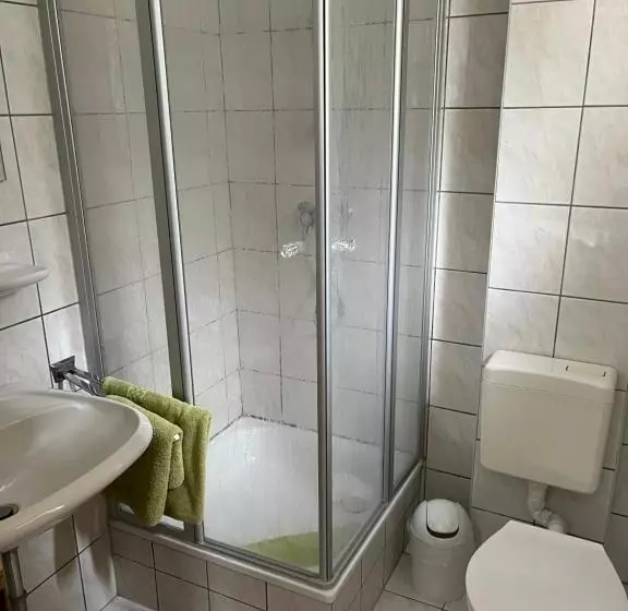 ホテル Gästezimmer Zum Krug Im Grünen Kranze