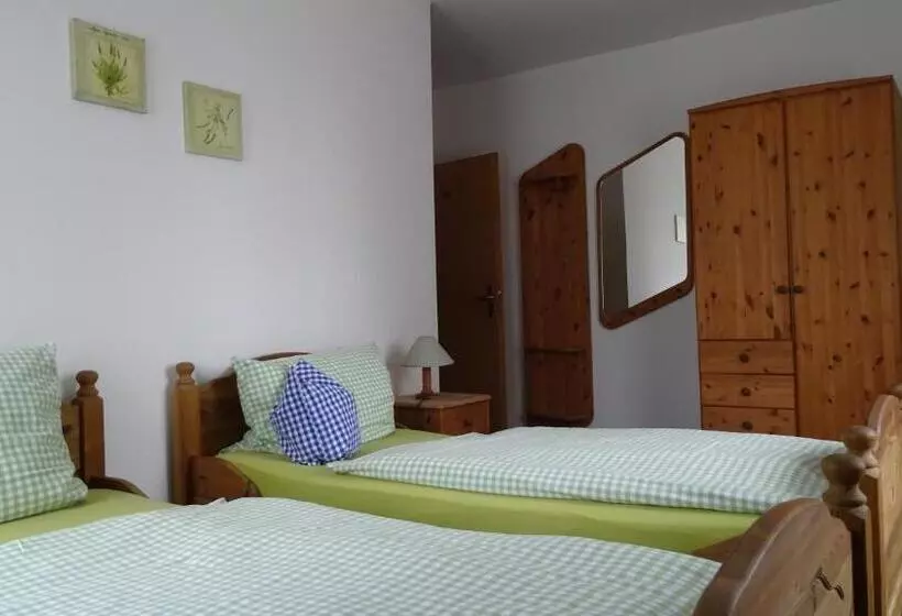 ホテル Gästezimmer Zum Krug Im Grünen Kranze