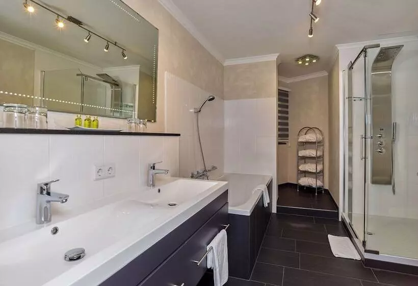 Отель A Vita Viktoria & A Vita Living Luxury Apartments