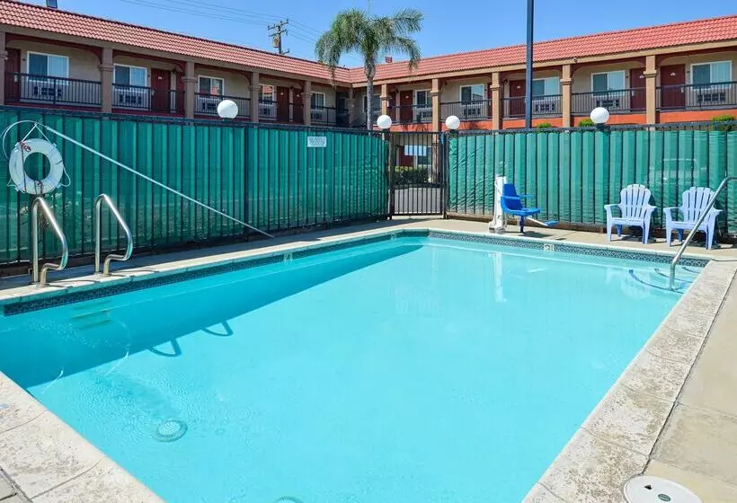 בית מלון כפרי Americas Best Value Inn Rialto