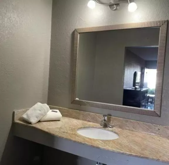 Отель Guest Inn Lake City