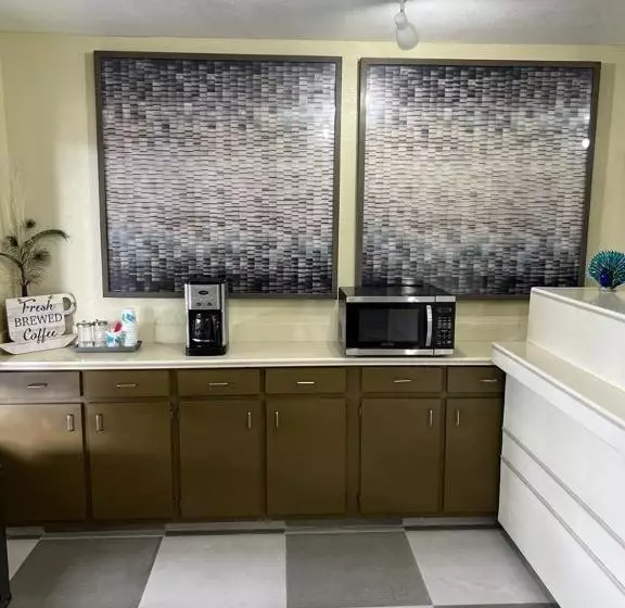 Отель Guest Inn Lake City