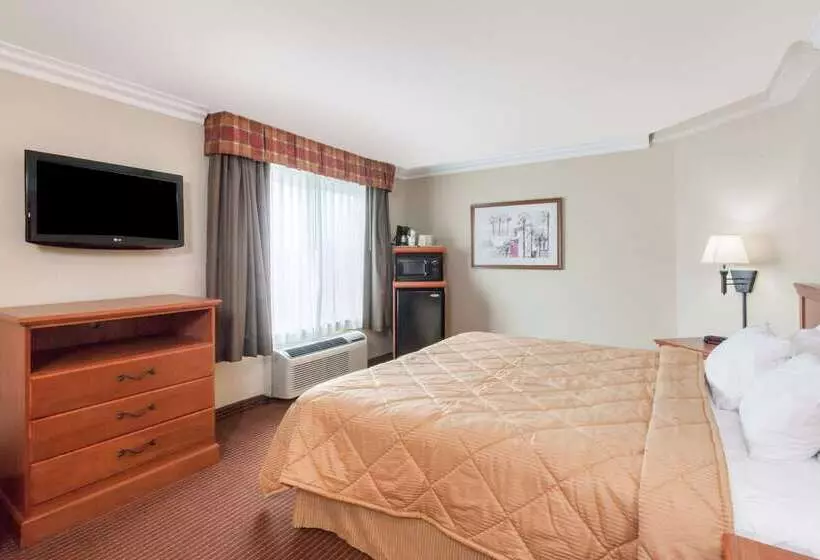 בית מלון כפרי Days Inn By Wyndham Carlsbad