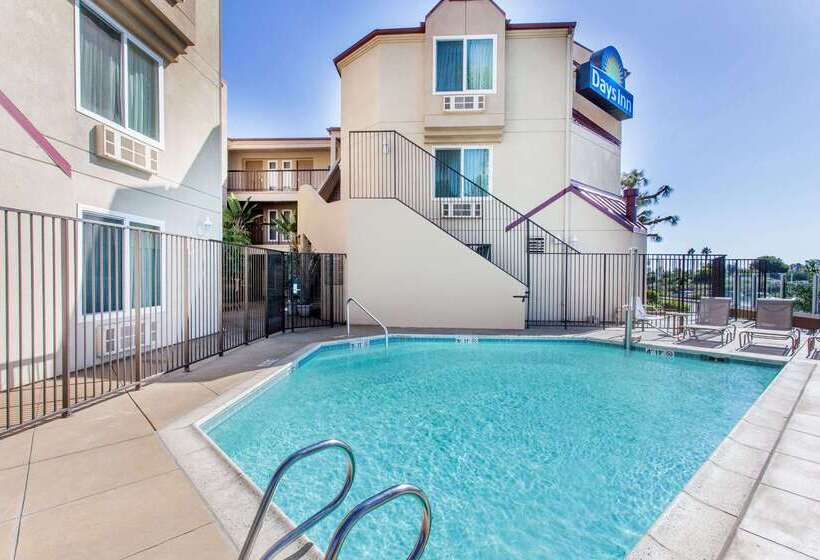 هتل Days Inn By Wyndham Carlsbad