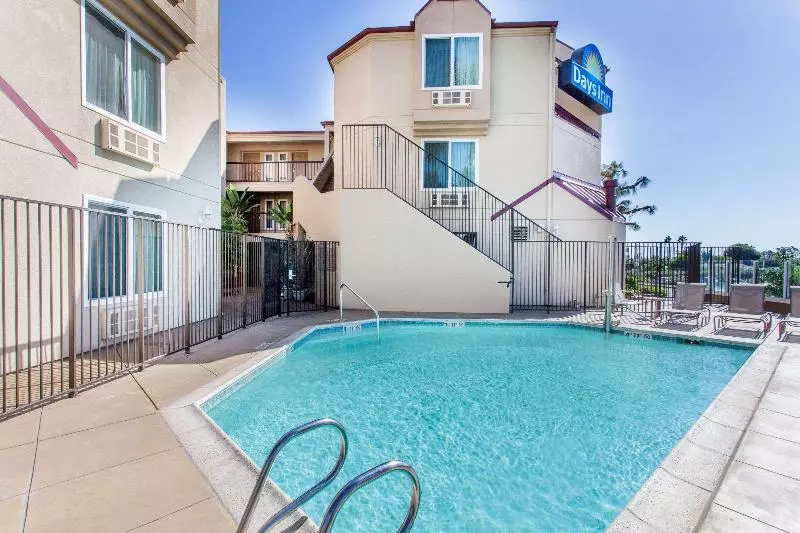 בית מלון כפרי Days Inn By Wyndham Carlsbad