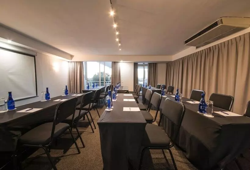 בית מלון כפרי Dolphin Beach