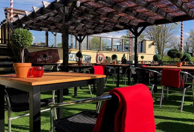 Hotel Guy's Thatched Hamlet