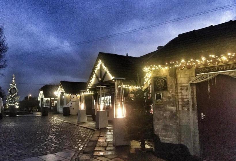 Hotel Guy's Thatched Hamlet