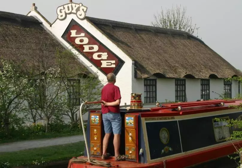 בית מלון כפרי Guy's Thatched Hamlet