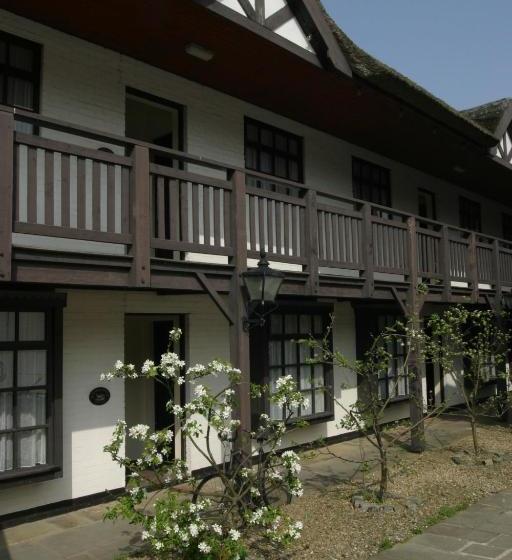 Hotel Guy's Thatched Hamlet