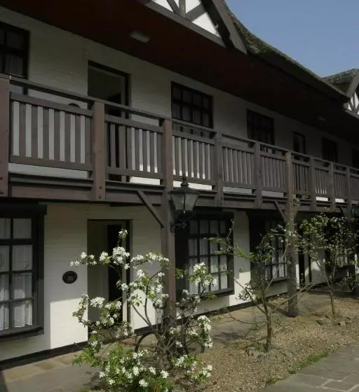 בית מלון כפרי Guy's Thatched Hamlet