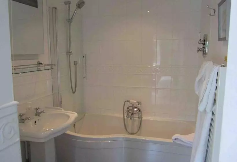 هتل The Three Cocks Coaching Inn