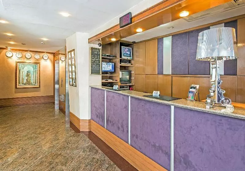 Hotelli 81 Premier Hollywood