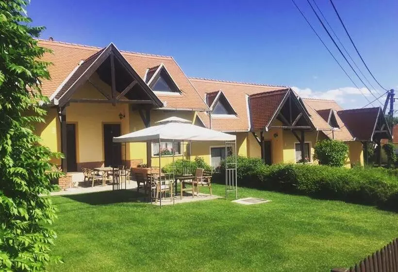 Отель Huber Panzió