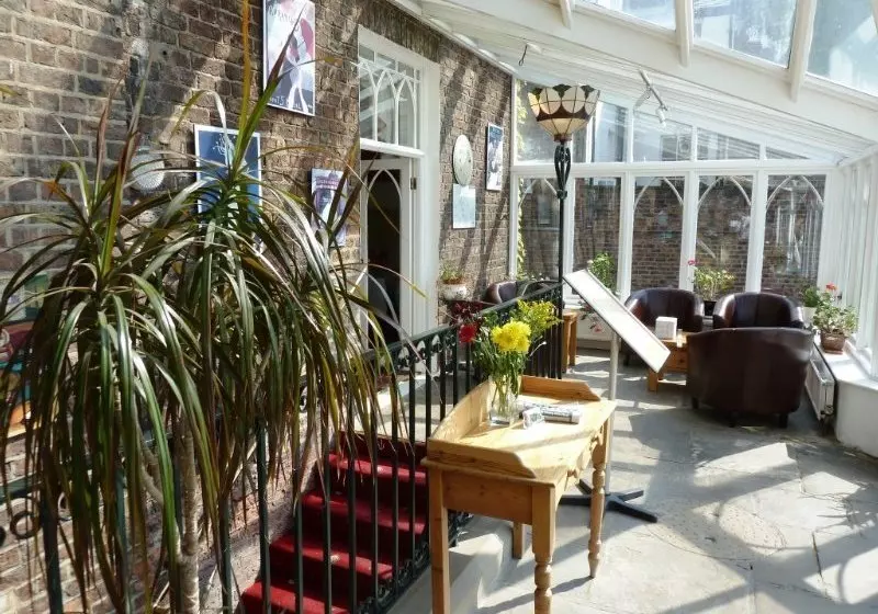 Отель Knavesmire Manor