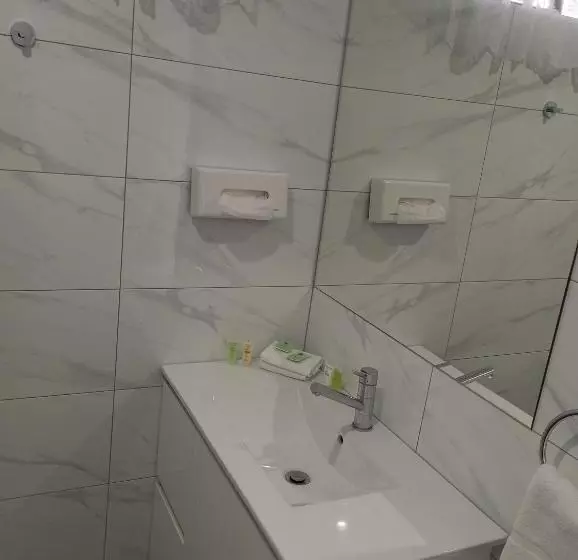 فندق Big Valley Lakeside Paradise Motor Inn