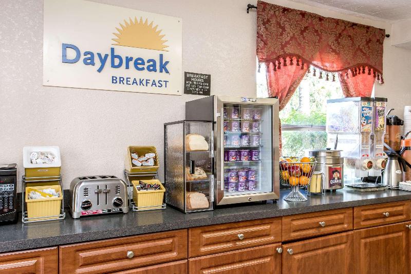 בית מלון כפרי Days Inn By Wyndham Bradenton I75