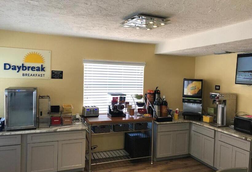 בית מלון כפרי Days Inn By Wyndham Bradenton I75